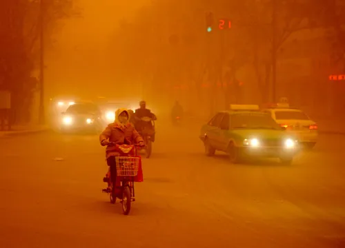 Ảnh: https://baotintuc.vn/the-gioi/trung-quoc-ban-bo-canh-bao-bao-cat-20180405193900407.htm
