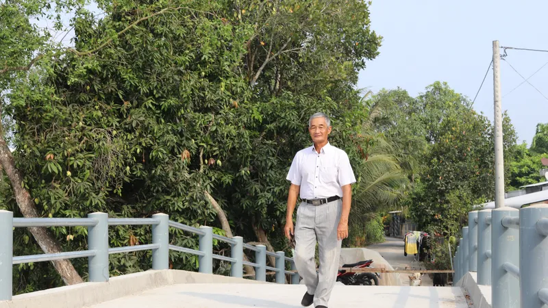 Chú Hai xây cầu