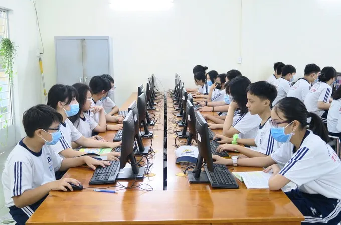 Ảnh: https://www.sggp.org.vn/day-hoc-truc-tiep-tai-truong-khong-gay-ap-luc-qua-tai-doi-voi-hoc-sinh-post626349.html