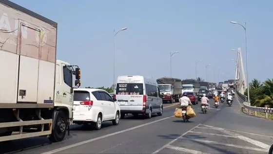 Cấm xe 3 trục qua cầu Rạch Miễu vào giờ cao điểm