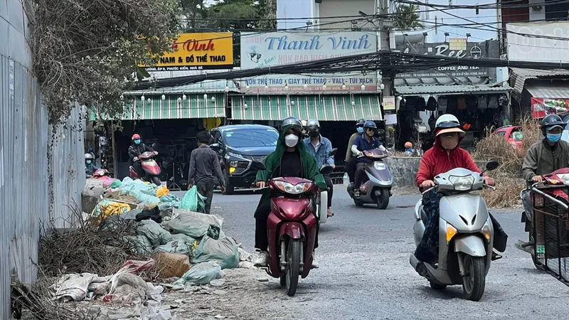 Bãi rác tự phát trên những chiếc cầu