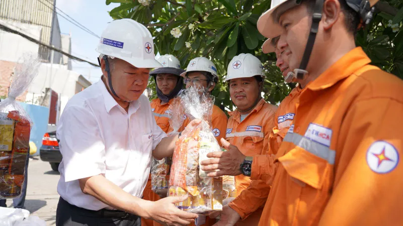 Thăm hỏi, động viên người lao động