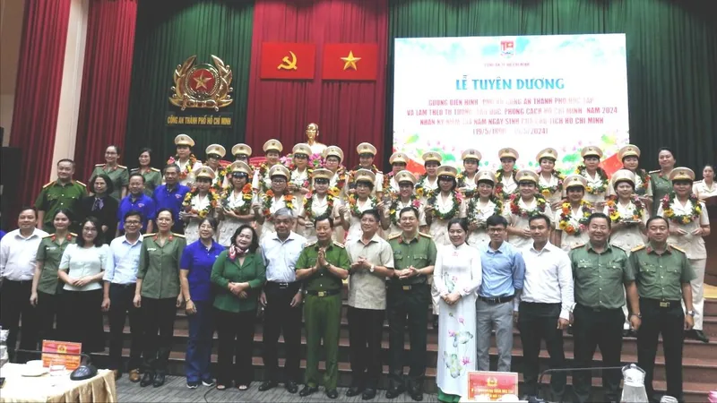 Các đại biểu tham dự buổi lễ 