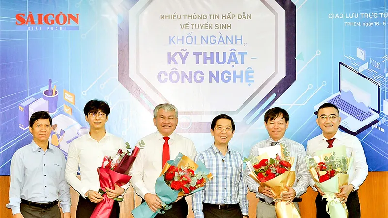 Nhà báo Nguyễn Thành Lợi, Phó Tổng Biên tập thường trực Báo SGGP (thứ 3 từ phải sang) tặng hoa các khách mời tham gia buổi giao lưu trực tuyến. Ảnh: THANH HÙNG