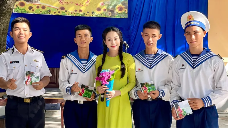 Ca sĩ Lê Thu Hiền: Tự hào hát giữa Trường Sa