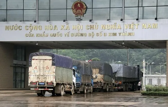 Làm rõ việc xe chở hàng xuất nhập khẩu phải nộp “phế” ở Lào Cai