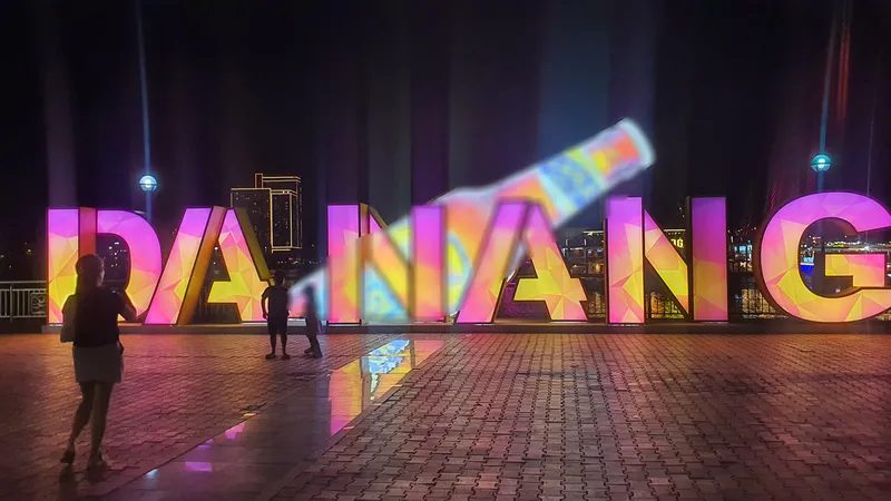 Điểm check-in mang chữ Đà Nẵng gắn liền với hình chai bia gây tranh cãi. Ảnh: XUÂN QUỲNH