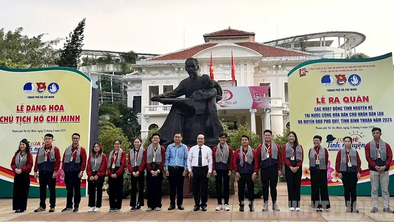 Ảnh: https://hcmcpv.org.vn/tin-tuc/168-thanh-nien-tphcm-tham-gia-cac-hoat-dong-tinh-nguyen-he-tai-nuoc-ban-lao-va-huyen-dao-phu-quy-1491923795