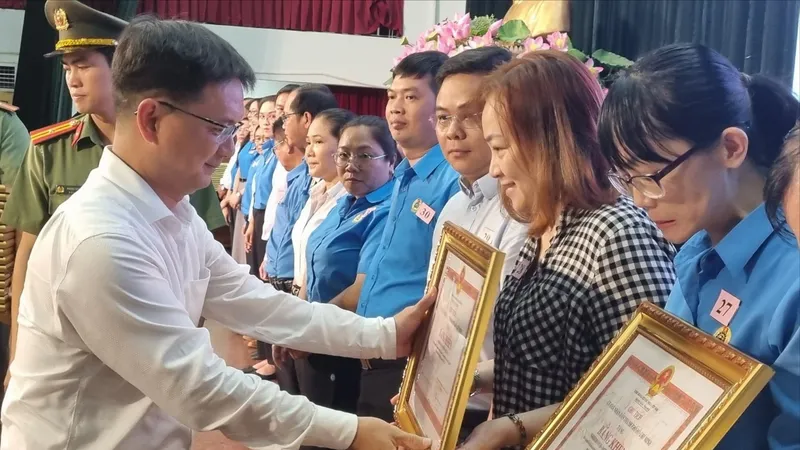 Trưởng Ban Dân vận Thành ủy TPHCM Nguyễn Mạnh Cường trao Bằng khen đến tập thể, cá nhân