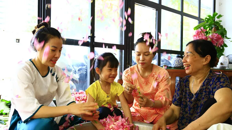 Các thế hệ nhà ông Ngô Văn Xiêm cùng nhau lưu giữ nghề ướp trà gia truyền