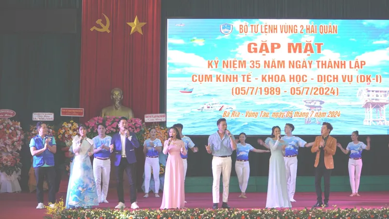 Chương trình văn nghệ do các nghệ sĩ đến từ TPHCM thể hiện tại buổi gặp mặt kỷ niệm 35 năm ngày thành lập Tiểu đoàn DK1