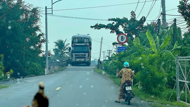 Những cây cầu mất an toàn vì không có đèn tín hiệu giao thông