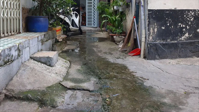 Hẻm luôn ngập nước