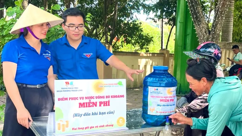 Phục vụ nước uống miễn phí cho người dân
