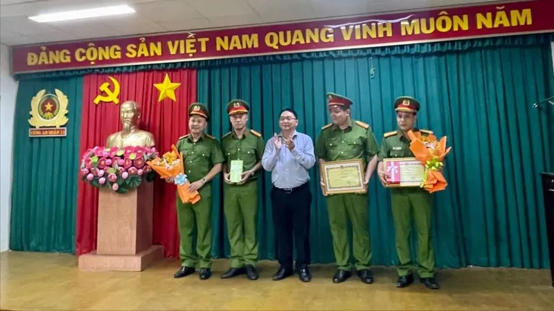 Các đơn vị phá vụ án giết người và cướp tài sản ở quận 11 (TPHCM) được thưởng nóng
