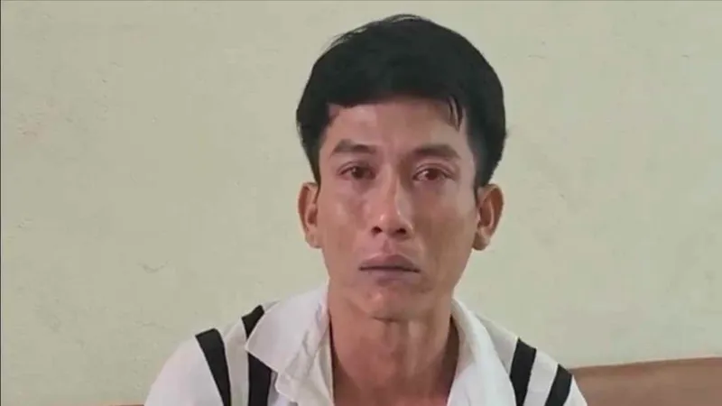 Khoét mái tôn, hốt sạch điện thoại trong cửa hàng 