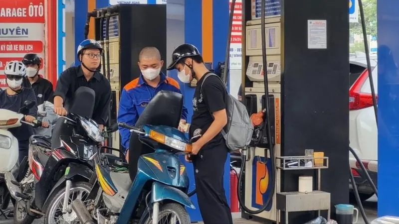 Giá xăng dầu giảm lần thứ 3 liên tiếp