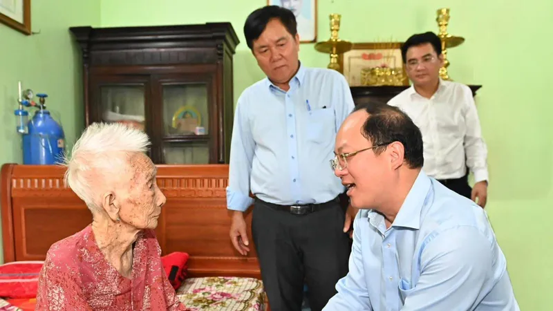 Lãnh đạo TPHCM thăm gia đình chính sách, người có công