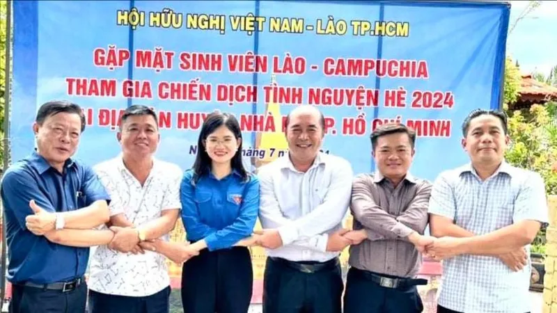 Đại diện Hội Hữu nghị Việt Nam - Lào TPHCM bày tỏ tình cảm với sinh viên Lào, Campuchia