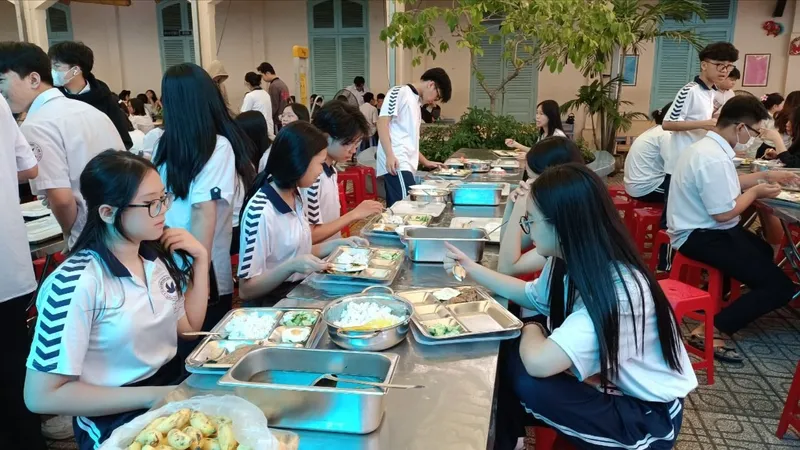 TPHCM: Đề xuất tháo gỡ khó khăn về căn tin, bếp ăn, bãi giữ xe cho các trường học
