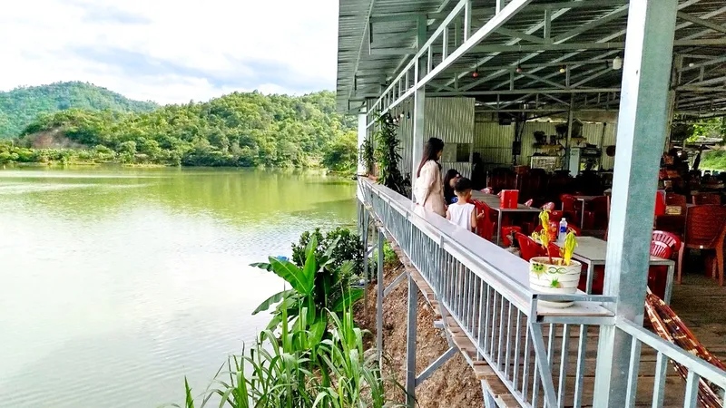 Điểm dừng chân tự phát trên hồ thủy điện