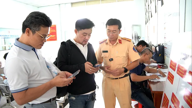 Đăng ký xe, bấm biển số qua ứng dụng VNeID: Người dân vẫn còn lúng túng