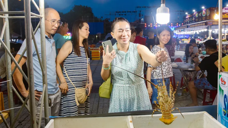 Hàng ngàn người đổ về tham dự Lễ hội Tôm hùm Cam Ranh năm 2024