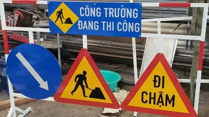 Hạt phó Hạt quản lý đường bộ trộm biển báo giao thông đem bán