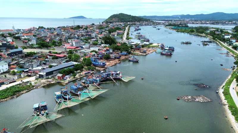 Tàu thuyền đã được thông đường vào nơi tránh trú bão