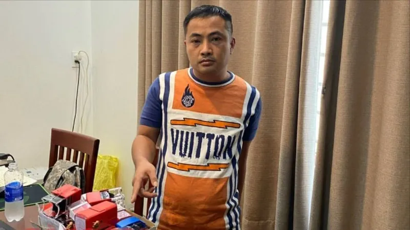 Nguyễn Việt Dũng cùng tang vật thu giữ 