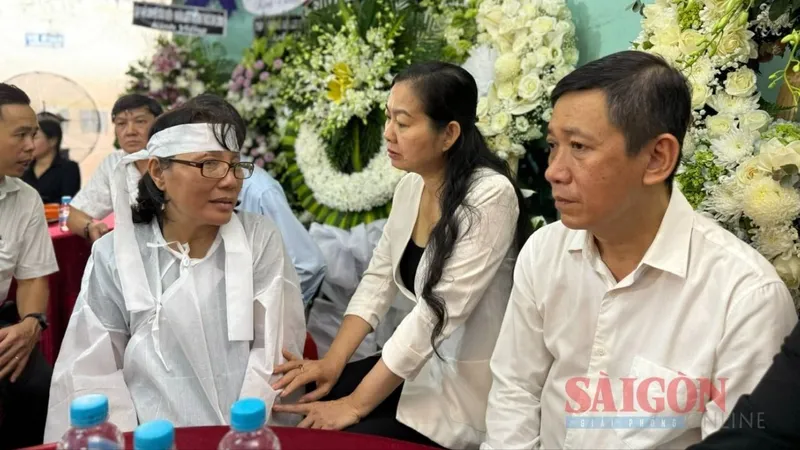 Lãnh đạo TPHCM thăm, động viên gia đình nạn nhân tử vong vụ nhánh cây gãy ở Công viên Tao Đàn