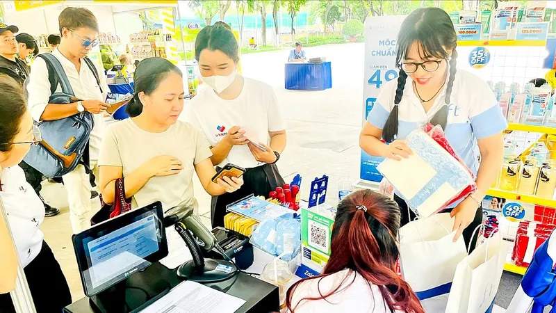 Chia sẻ gánh nặng với người tiêu dùng