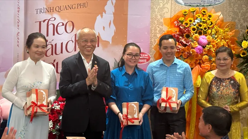 GS-TS Trình Quang Phú ra mắt truyện ký "Theo dấu chân Người"