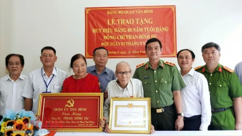 Trao Huy hiệu 80 năm tuổi Đảng đến đồng chí Phan Đình Du