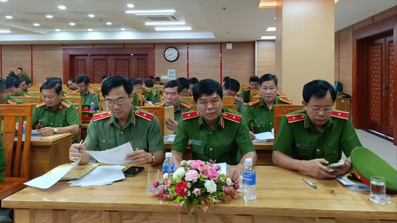 Tập huấn điều lệnh, quân sự cho 100 lãnh đạo công an khu vực phía Nam