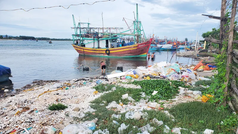 Rác nhựa, túi ni lông tràn ngập cửa biển