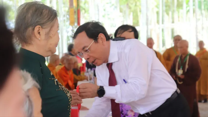Lãnh đạo TPHCM dự lễ tưởng niệm các anh hùng liệt sĩ tại Khu tưởng niệm Ngã Ba Giồng