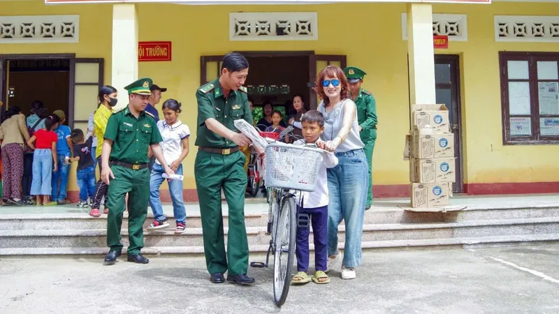 Nâng bước học sinh nghèo đến trường