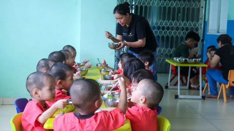 Các bé ở Mái ấm Hoa Hồng về ngôi nhà mới