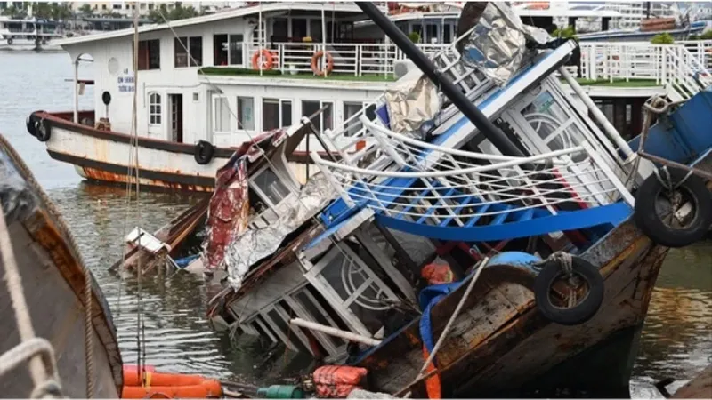 Tàu du lịch bị chìm trong bão số 3 ở tỉnh Quảng Ninh