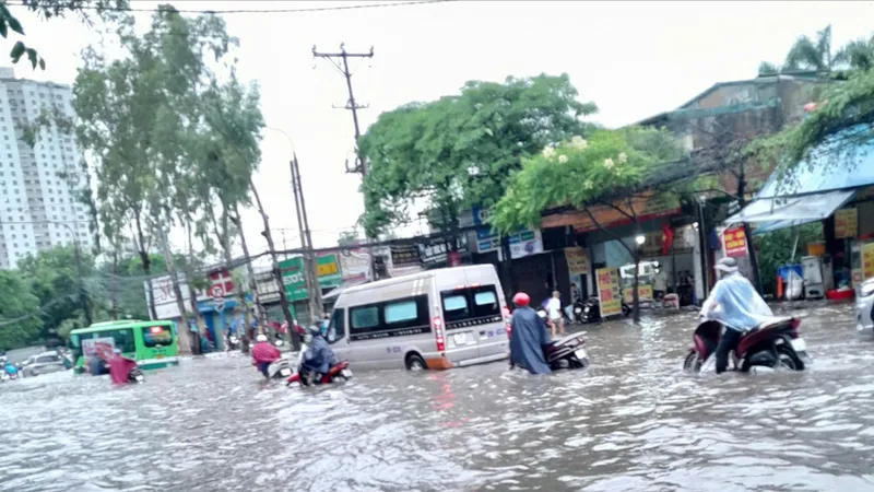 Nhiều địa phương tiếp tục cho học sinh nghỉ học vì ảnh hưởng của bão, lũ