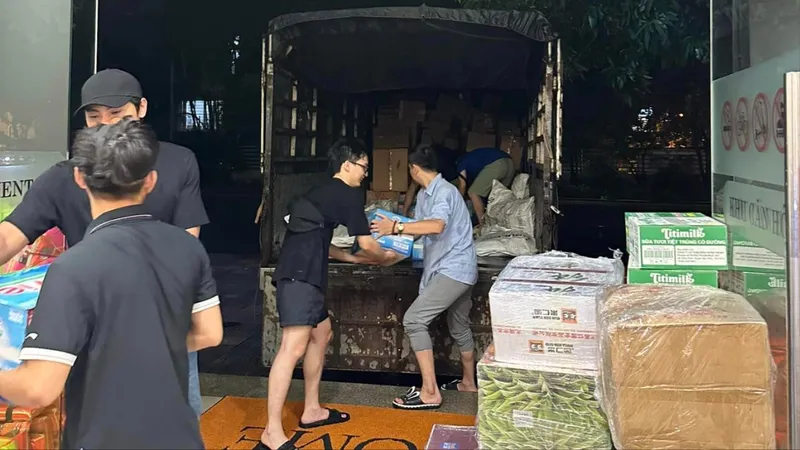 Một cơ sở kinh doanh nhỏ ở Hà Đông, Hà Nội chở nhu yếu phẩm giúp bà con vùng lũ Yên Bái