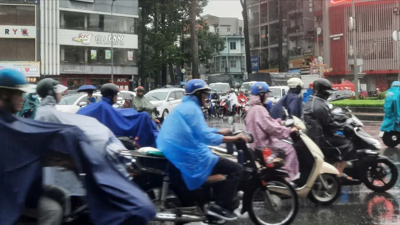 TPHCM: Mưa lớn, kẹt xe cục bộ nhiều tuyến đường