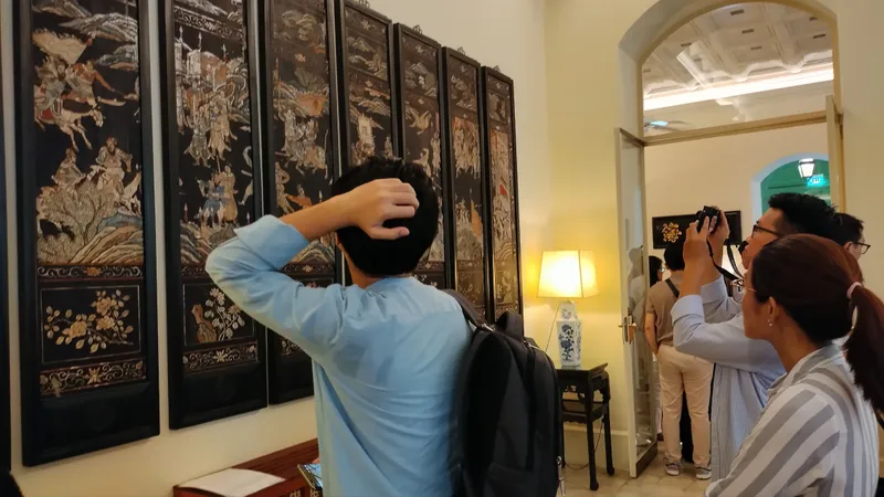 Người dân đội mưa tham quan Dinh thự Pháp
