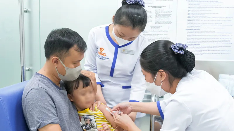 Phụ huynh đưa trẻ đi tiêm vaccine phòng sốt xuất huyết