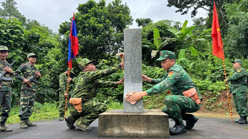 Băng rừng, lội suối tuần tra biên giới Việt Nam – Lào sau bão số 4