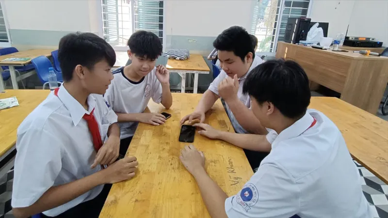 Học sinh sử dụng điện thoại di động trong trường học: Quản lý linh hoạt, hiệu quả