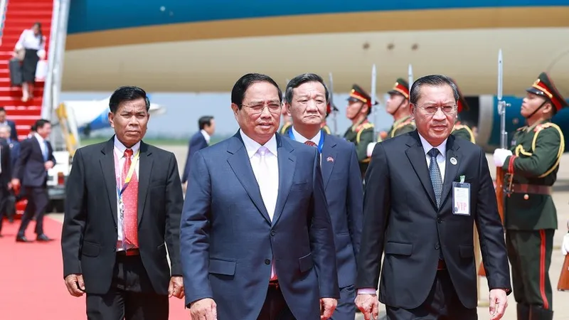 Thủ tướng Phạm Minh Chính tới Vientiane, bắt đầu chuyến công tác tham dự Hội nghị Cấp cao ASEAN