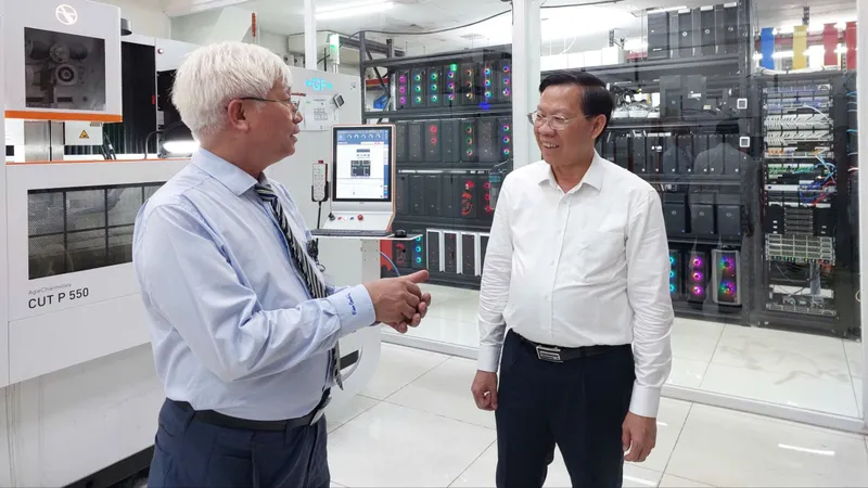 Chủ tịch UBND TPHCM Phan Văn Mãi thăm 2 doanh nghiệp khoa học công nghệ
