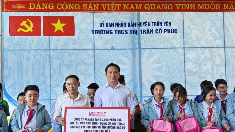 Fahasa tặng quà cho học sinh vùng lũ trị giá gần 3 tỷ đồng